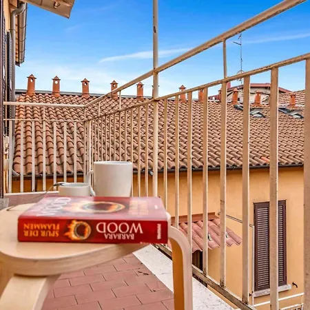 아파트 Lo3 • Navigli Chic • *